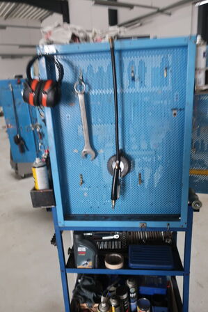 Værktøjsskab med indhold 