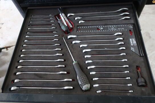 Værktøjsvogn med indhold