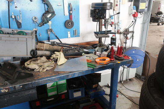 Værkstedsbord med indhold samt 2 stk. tavler 