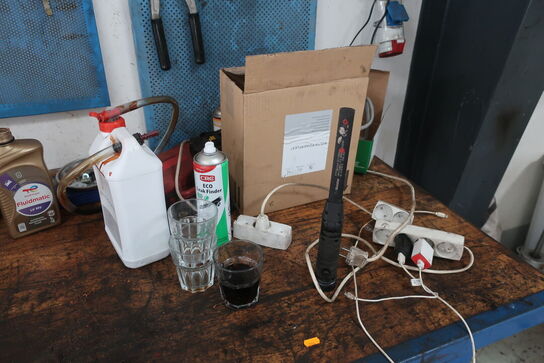 Værkstedsbord med indhold samt 2 stk. tavler 