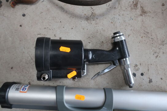 2 stk. fugepistoler samt popnitteværktøj 