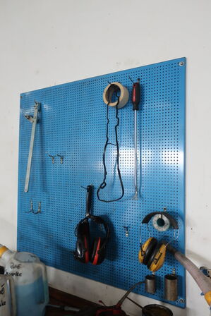 Værkstedsbord med indhold, tavle samt papirdispenser 