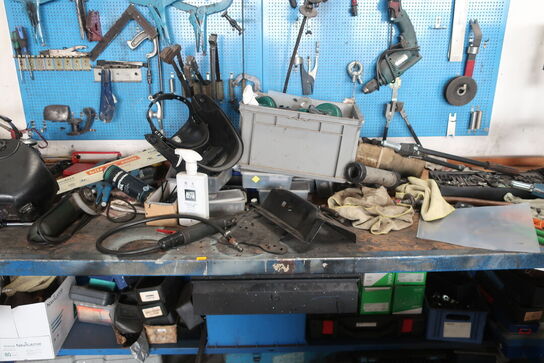 Værkstedsbord med indhold samt 2 stk. tavler 