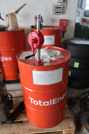 Cirka 140 liter motorolie QUARTZ INEO FIRST 0W30