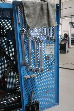 Værktøjsskab med indhold 