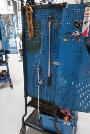 Værktøjsskab med indhold 