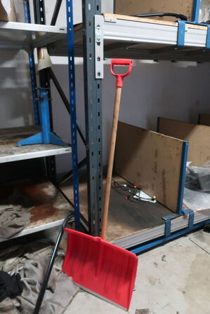 2 stk. reoler med indhold