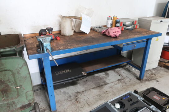 Arbejdsbord med indhold