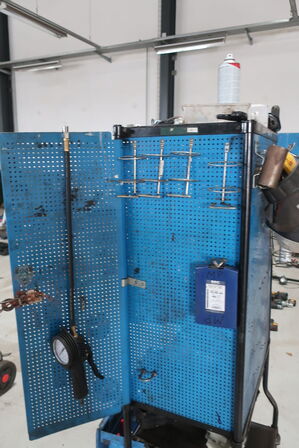 Værktøjsskab med indhold 