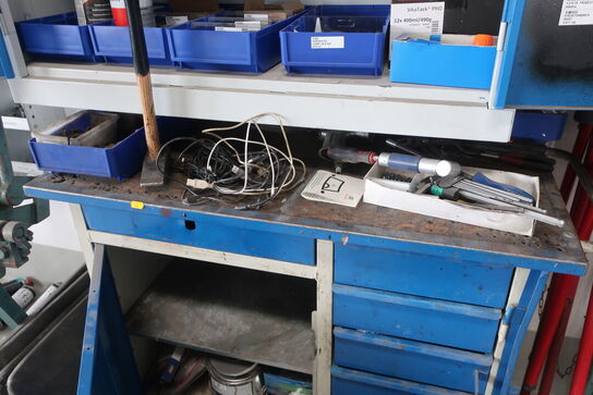 Værkstedsvogn samt skab med indhold 