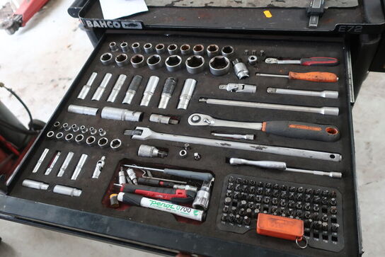 Værktøjsvogn med indhold