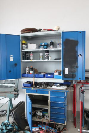 Værkstedsvogn samt skab med indhold 