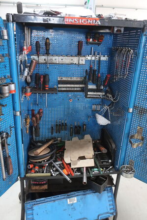 Værktøjsskab med indhold 