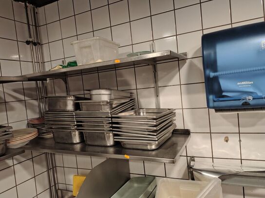 Seks hylder med indhold