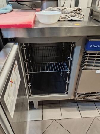 Kølebord med overhylder.  ELECTROLUX