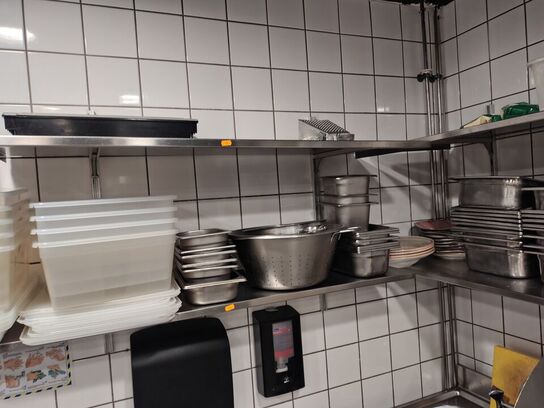 Seks hylder med indhold
