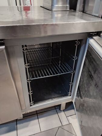 Kølebord med overhylder.  ELECTROLUX