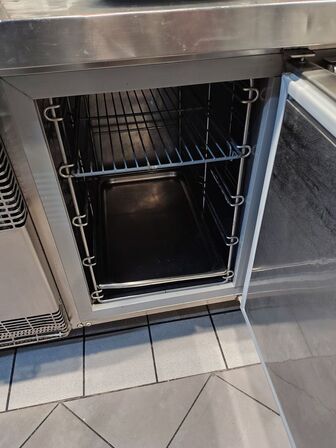 Kølebord med overhylder.  ELECTROLUX