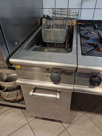 Gaskomfur 6 blus , frituresteger og sidebord. Samlet salg ELECTROLUX