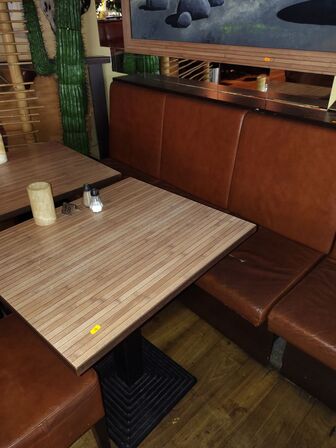 To caféborde, to stole og bænk