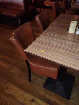 To caféborde, to stole og bænk