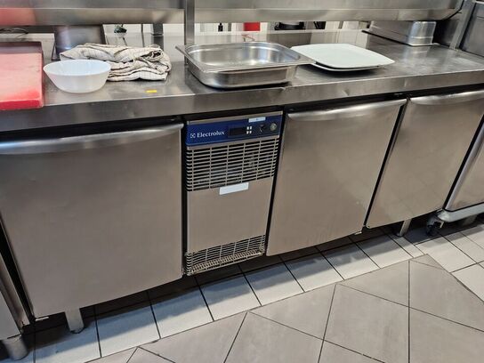 Kølebord med overhylder.  ELECTROLUX