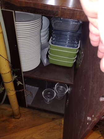 Diverse indhold i buffetskabe. 