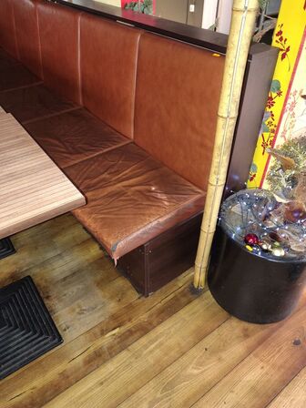 To caféborde, to stole og bænk