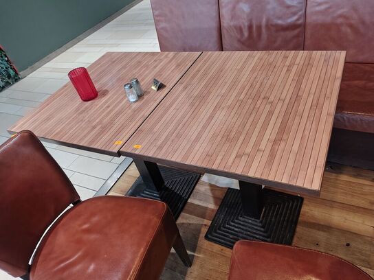 To caféborde med fire stole