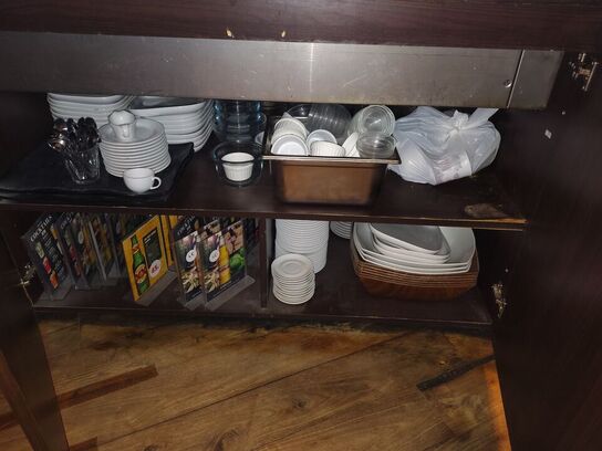 Diverse indhold i buffetskabe. 