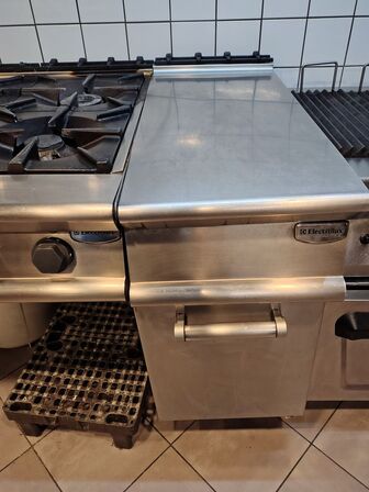 Gaskomfur 6 blus , frituresteger og sidebord. Samlet salg ELECTROLUX