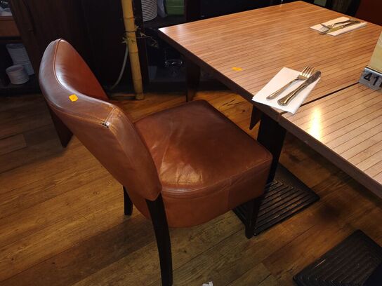 Tre caféborde, tre stole og en bænk