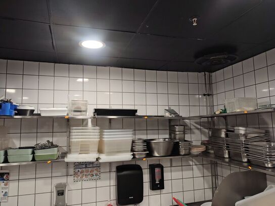 Seks hylder med indhold