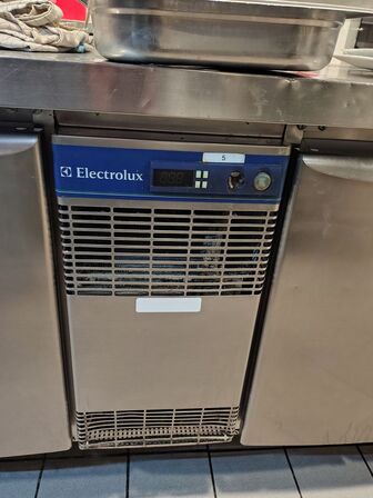 Kølebord med overhylder.  ELECTROLUX