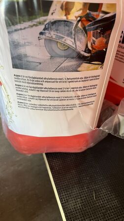 3 Dunke Akylatbenzin ca 12-15 Liter  + Benzindunk (tom) + Møbelhund