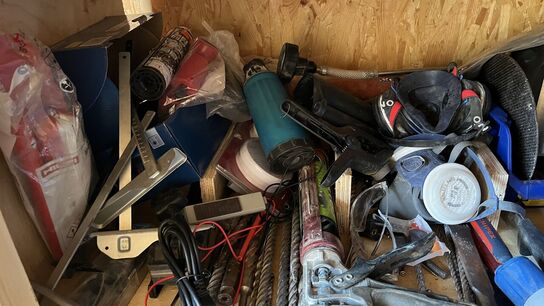 Blandet Lot Hylde med Værktøj, Skruetvinge, Bor m.m.