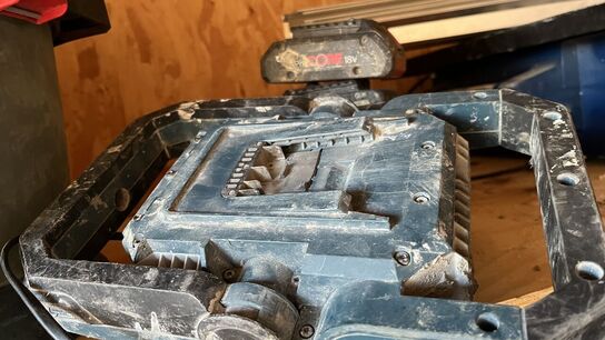 Støvsuger + Lampe BOSCH Inkl.  Batterisæt