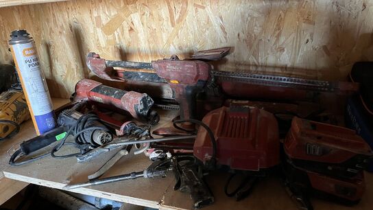 2 Stk. Klæbedispenser HILTI + Batterisæt, Varmepistol  m.m