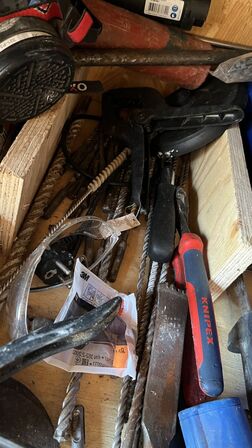 Blandet Lot Hylde med Værktøj, Skruetvinge, Bor m.m.