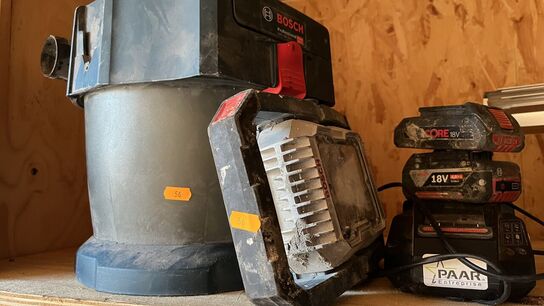 Støvsuger + Lampe BOSCH Inkl.  Batterisæt