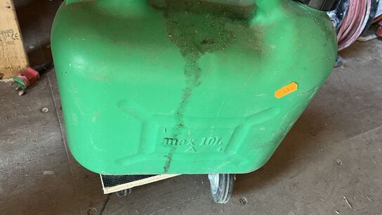 3 Dunke Akylatbenzin ca 12-15 Liter  + Benzindunk (tom) + Møbelhund