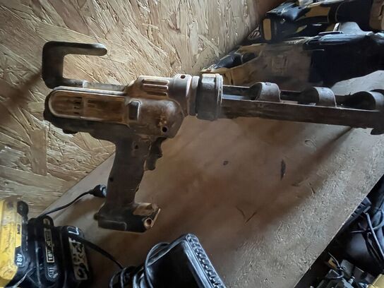 6 Stk. Værktøj DEWALT  + 4 Batterier, 2 Oplader + Transportks.