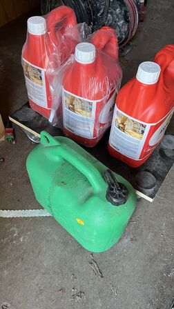 3 Dunke Akylatbenzin ca 12-15 Liter  + Benzindunk (tom) + Møbelhund