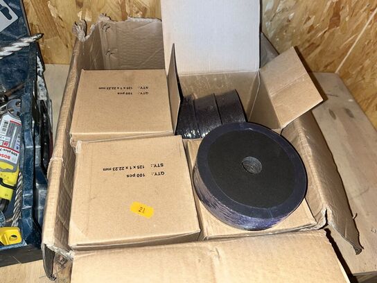 Blandet Lot - Skæreskiver + Div. Bor i Kasse + Papkassse med Indhold