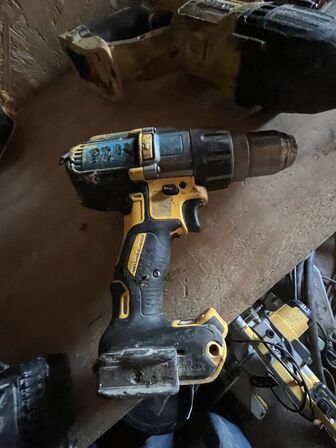 6 Stk. Værktøj DEWALT  + 4 Batterier, 2 Oplader + Transportks.