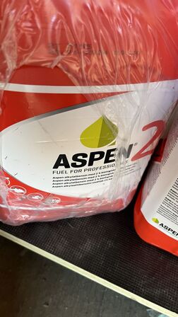 3 Dunke Akylatbenzin ca 12-15 Liter  + Benzindunk (tom) + Møbelhund