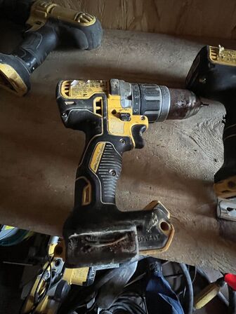 6 Stk. Værktøj DEWALT  + 4 Batterier, 2 Oplader + Transportks.