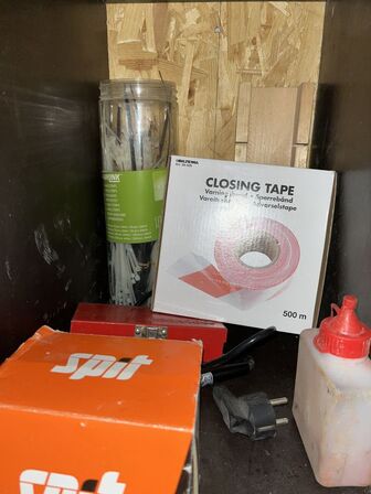 Indhold 4 Hylderum - Savklinger, Målebånd, Strips , Svejseelektroder m.m.