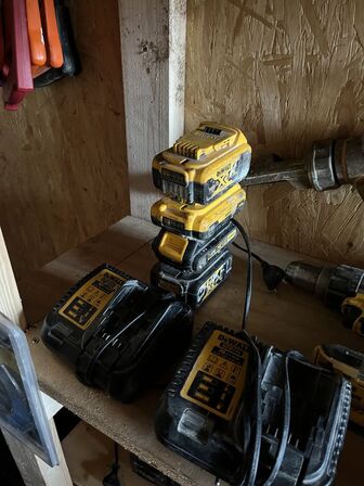 6 Stk. Værktøj DEWALT  + 4 Batterier, 2 Oplader + Transportks.
