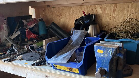 Blandet Lot Hylde med Værktøj, Skruetvinge, Bor m.m.